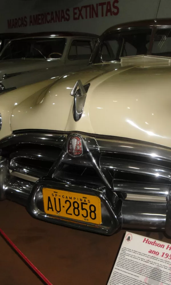 Este carro foi fabricado entre 1951 e 1954  Este modelo de carro foi eternizado no filme de animação Carros (Cars)