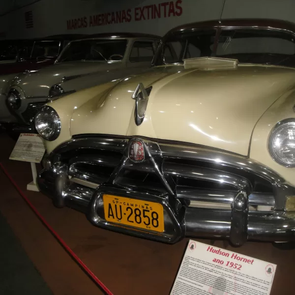 Este carro foi fabricado entre 1951 e 1954  Este modelo de carro foi eternizado no filme de animação Carros (Cars)