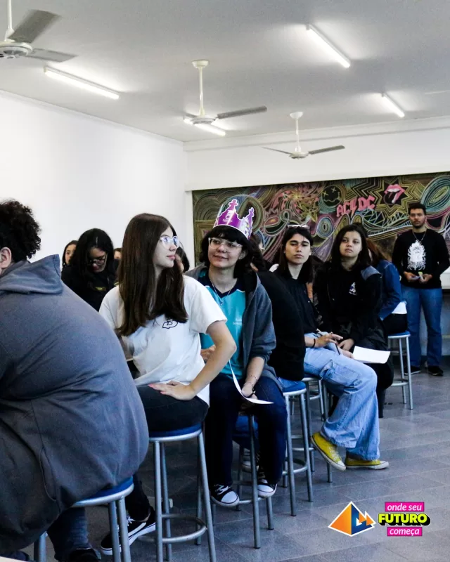 Alunos da UNIFAFIBE em sala de aula. Grupo de jovens sentados em cadeiras altas. UNIFAFIBE-12-819x1024.webp. Ensino superior.