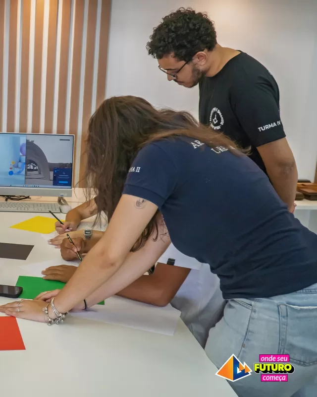 Alunos da UNIFAFIBE trabalhando em projeto. Foco no aprendizado e desenvolvimento de habilidades. UNIFAFIBE-2.