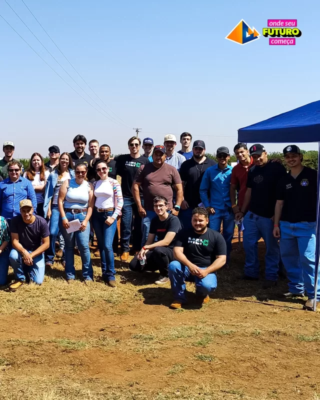 Grupo da UNIFAFIBE posando ao ar livre. Formandos e professores da UNIFAFIBE-3 em evento. Céu azul e vegetação ao fundo.