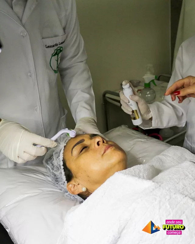 Paciente recebendo tratamento estético facial na UNIFAFIBE. Profissionais de saúde aplicam técnicas de cuidado com a pele. Beleza e bem-estar.
