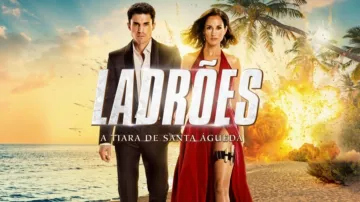 Capa do filme Ladrões: A Tiara de Santa Águeda, em BebedouroOnline  Homem de terno e mulher de vestido vermelho em cenário de praia e explosão 