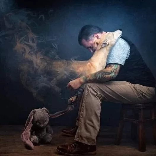 Homem abraça cão que se desfaz em fumaça, representando a perda de animais de estimação  Ursinho de pelúcia ao lado  Últimos desejos 