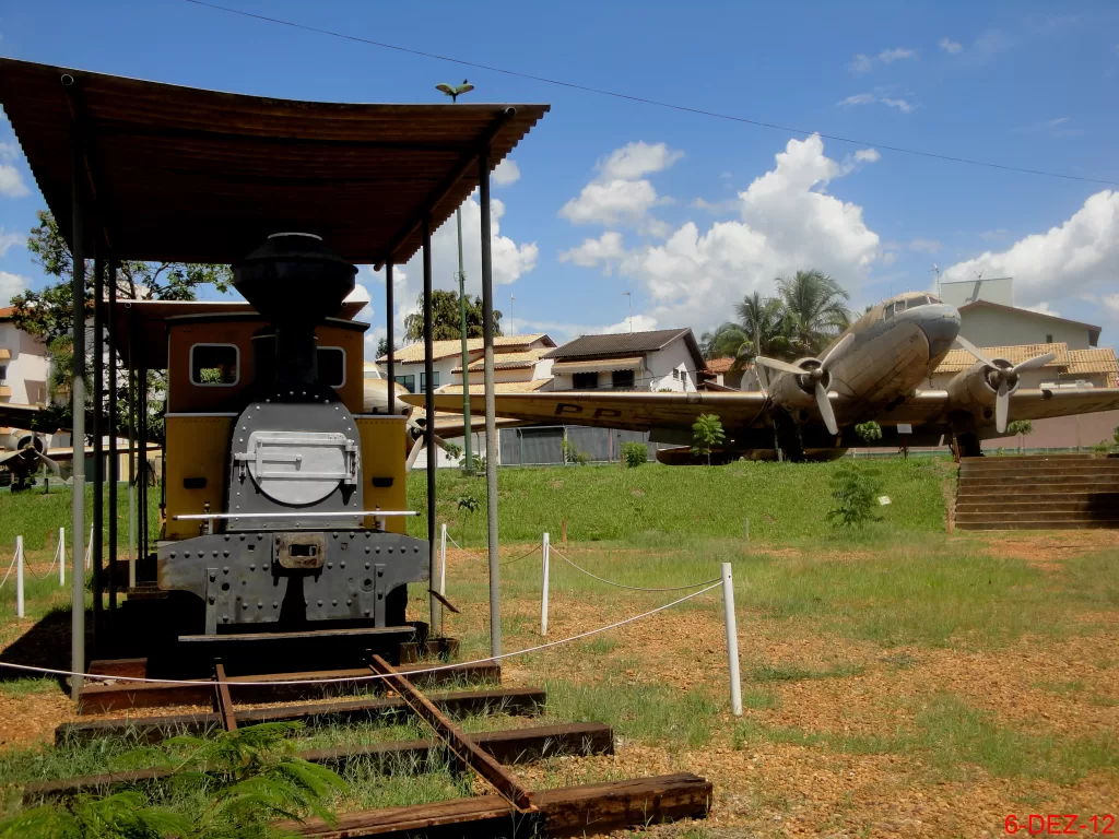 Museu Eduardo André Matarazzo - Bebedouro - Locomotiva La Meuse e ao fundo o Douglas C-47B-15-DK que voou na época da 2º Guerra Mundial