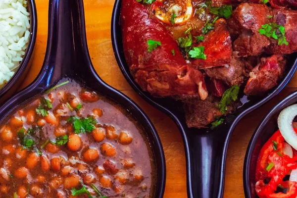 Comida de fazenda caipira perto de bebedouro sp