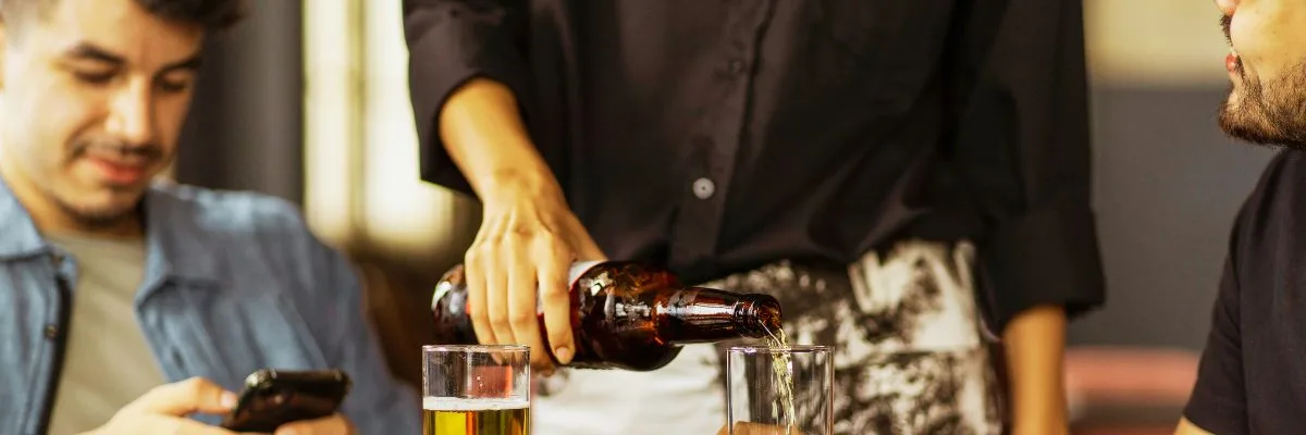 Celular a mesa com amigos etiqueta turista