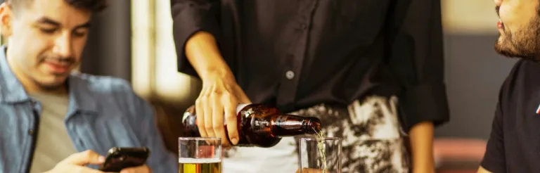 Celular a mesa com amigos etiqueta turista