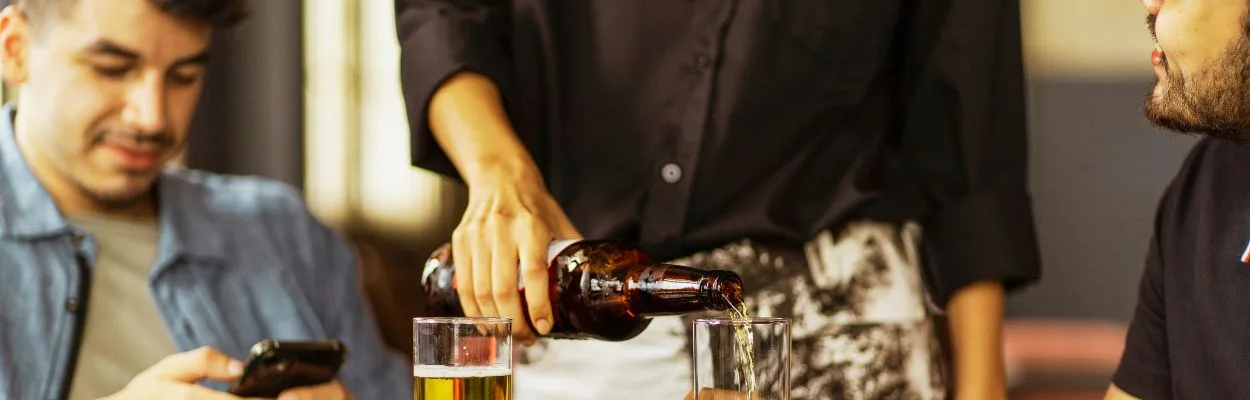 Celular a mesa com amigos etiqueta turista